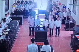 Các bị cáo và những người tham gia tố tụng lắng nghe chủ tọa đọc cáo trạng, tóm tắt vụ án.