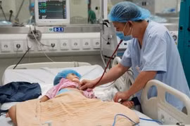 Bác sĩ điều trị cho bệnh nhi tại Khoa Hồi sức tích cực, Bệnh viện Nhi Trung ương.