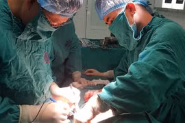 Bác sĩ Bệnh viện K phẫu thuật chữa ung thư cho bệnh nhân cao tuổi.