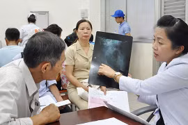 Bác sĩ khám chữa cho bệnh nhân