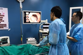 Bác sĩ Bệnh viện K nội soi đại trực tràng cho bệnh nhân