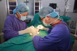 Phẫu thuật cắt tinh hoàn cho bệnh nhân (Ảnh: BVCC)