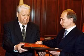 Tổng thống đầu tiên của nước Nga Boris Yeltsin trao Quyền tổng thống Nga cho V.Putin (Ảnh: Sputnik).
