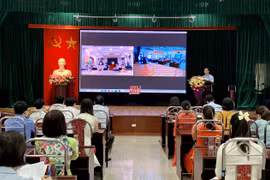  Thầy thuốc nhân dân Lê Văn Sĩ, Bí thư Đảng ủy, Giám đốc Bệnh viện Đa khoa tỉnh Thanh Hóa phát biểu tại buổi lễ