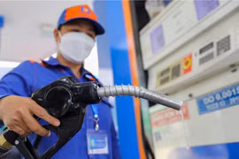 Giá xăng RON 95 tiến sát 21.500 đồng/lít