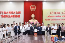 Lãnh đạo tỉnh Quảng Ninh trao giấy chứng nhận đăng ký đầu tư cho Foxconn (Ảnh: Báo Quảng Ninh)