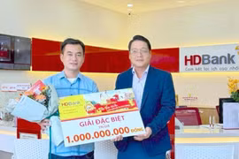 Khách hàng Dương Hoàng Dinh (phòng giao dịch Nhơn Trạch) vô cùng bất ngờ khi biết tin mình trở thành tỷ phú. 