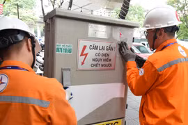 Trạm điện, tủ điện biến thành nơi dán quảng cáo, rao vặt
