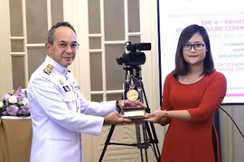 Cô giáo Hà Ánh Phượng nhận giải thưởng Công chúa Thái Lan - Ảnh: baophutho