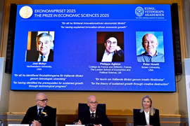 Ba nhà kinh tế học Joel Mokyr, Philippe Aghion và Peter Howitt đã giành giải Nobel Kinh tế năm 2025. Ảnh: Reuters.