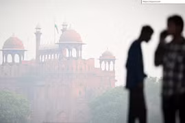 Sương mù bao phủ quanh Pháo đài Đỏ nổi tiếng của Delhi vào sáng sớm tháng 11. Ảnh: Hindustan Times.
