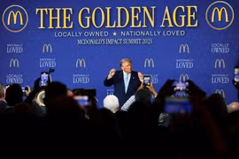 Tổng thống Mỹ Donald Trump nhảy trên sân khấu sau bài phát biểu của ông tại Hội nghị thượng đỉnh tác động của McDonald's tại Khách sạn Westin ở Washington, D.C., Mỹ ngày 17/11. Ảnh: Reuters.
