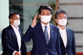 Thủ tướng Nhật Shinzo Abe đến văn phòng làm việc trong sáng ngày 28/8 (Ảnh: Japan Times)