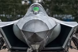 Phiên bản hai chỗ ngồi của J-20 được cho là tích hợp nhiều công nghệ tối tân hơn (Ảnh: Handout)