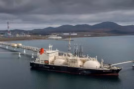 Tàu chở dầu Sun Arrows nạp LNG từ dự án Sakhalin-2 tại cảng Prigorodnoye, Nga (Ảnh: AP)