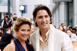 Bà Sophie Grégoire Trudeau đứng cạnh chồng, Thủ tướng Justin Trudeau (Ảnh: Getty)