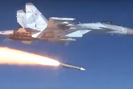 Su-35 phóng tên lửa không đối không tầm xa R-37M. Ảnh: MW.
