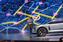 CEO Toyota Koji Sato nói về nền tảng phần mềm Arene của công ty tại triển lãm ô tô tổ chức trong tuần này ở Tokyo (Ảnh: WSJ)