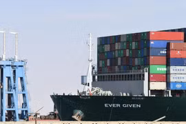 Tàu Ever Given sau khi được giải cứu khỏi tình trạng mắc kẹt tại kênh đào Suez ở Ai Cập hôm 29/3. Ảnh: AFP.