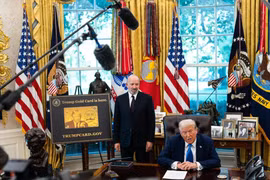 Tổng thống Trump đã áp phí 100.000 USD cấp thị thực cho lao động nước ngoài có tay nghề. Ảnh: NYTimes.