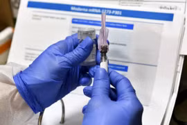 Y tá chuẩn bị tiêm vaccine thử nghiệm cho tình nguyện viên tại cơ sở của Moderna (Ảnh: AP)