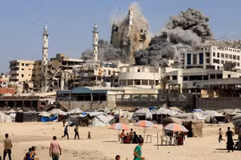 Khói bốc lên từ tòa tháp Al-Ghefari sau khi bị không kích bởi Israel. Ảnh: Reuters.