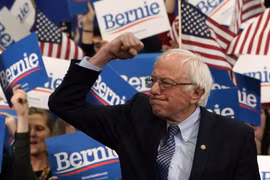 Ứng viên Bernie Sanders ăn mừng chiến thắng sau khi giành vị trí thứ nhất trong cuộc bầu cử sơ bộ ở New Hampshire (Ảnh: Sky News)