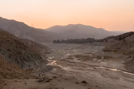 Mực nước cạn kiệt của đập Latyan để lộ lòng sông khô cạn gần Tehran, Iran, vào ngày 10/11. Ảnh: AFP.