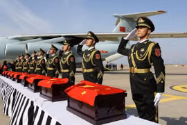 Binh sĩ Trung Quốc tiếp nhận di hài những chiến sĩ chết trận trong Chiến tranh Triều Tiên ở sân bay Incheon, Hàn Quốc (Ảnh: EPA)