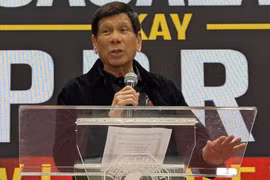 Cựu Tổng thống Philippines Rodrigo Duterte phát biểu trong một buổi gặp mặt cộng đồng người Philippines tại Hong Kong vào ngày 9/3. Ảnh: AFP.