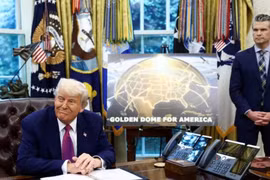 Tổng thống Mỹ Donald Trump đưa ra thông báo liên quan đến hệ thống phòng thủ tên lửa Golden Dome bên cạnh Bộ trưởng Quốc phòng Pete Hegseth tại Phòng Bầu dục của Nhà Trắng. Ảnh: Reuters.