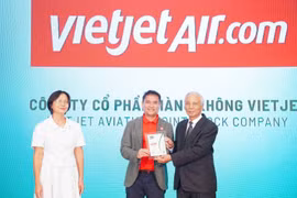 Ông Nguyễn An Di, Giám đốc Nhân sự Vietjet (giữa), nhận giải thưởng tôn vinh Top 50 doanh nghiệp phát triển bền vững từ ban tổ chức