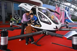 Máy bay không người lái EH216-S của EHang được trưng bày tại Triển lãm Sản phẩm Tiêu dùng Quốc tế Trung Quốc ở Hải Khẩu, tỉnh Hải Nam, vào tháng 4. Ảnh: Xinhua.