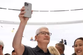 CEO Apple Tim Cook cầm iPhone 15 Pro mới trong một sự kiện của Apple vào ngày 12/9/2023 tại Cupertino, California (Ảnh: Getty)