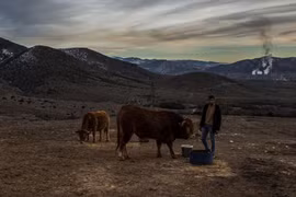 Ngôi làng Akrini, nơi người dân không có điện để sử dụng (Ảnh: CNN)