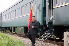 Nhà lãnh đạo Triều Tiên Kim Jong-un bước xuống đoàn tàu đặc biệt của mình trong một bức ảnh được công bố vào tháng 7 năm ngoái. Ảnh: KCNA.