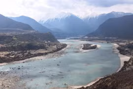 Sông Yarlung Zangbo đoạn chảy qua thành phố Nyingchi, khu tự trị Tây Tạng, phía tây Trung Quốc trong bức ảnh chụp ngày 28/3. Ảnh: AFP.