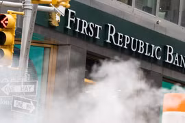 Ngân hàng First Republic chính thức bị cơ quan quản lý tiếp quản sau nỗ lực giải cứu bất thành (Ảnh: Bloomberg)