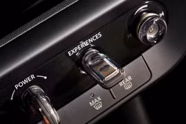 Một chiếc BMW Mini mới hơn có các nút điều khiển vật lý trên bảng điều khiển (Ảnh: BMW Group)