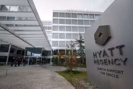 Cảnh sát đứng canh bên ngoài khách sạn Hyatt, Zurich, Thụy Sĩ, nơi tổ chức hội nghị cấp cao giữa Mỹ và Trung Quốc (Ảnh: AFP)