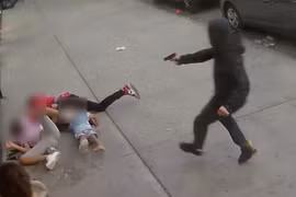 Ảnh cắt từ đoạn clip vụ xả súng kinh hoàng trên phố Bronx, New York, Mỹ (Ảnh: NYPD)