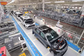 Công nhân làm việc trên dây chuyền sản xuất xe năng lượng mới tại nhà máy xe năng lượng mới (NEV) của FAW Toyota ở Thiên Tân, Trung Quốc. Ảnh: Getty.