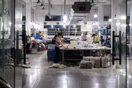 Công nhân tại một xưởng may ở làng Tangbudong ở Quảng Châu, Quảng Đông, Trung Quốc vào ngày 7/4. Ảnh: Getty.