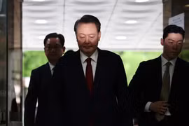 Cựu Tổng thống Hàn Quốc Yoon Suk-yeol đến tòa án để tham dự phiên điều trần xem xét lệnh bắt giữ ông theo yêu cầu của các công tố viên đặc biệt tại Seoul, Hàn Quốc, ngày 9/7. Ảnh: Reuters.