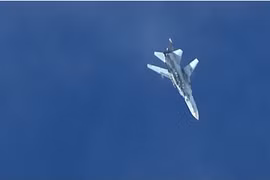 Một chiến đấu cơ Su-24 của quân đội Syria bay trên vùng trời thủ đô Damascus (Ảnh: RT)