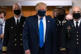 Tổng thống Trump cùng đội ngũ của ông đeo khẩu trang khi tới thăm trung tâm y tế quân đội Walter Reed (Ảnh: AFP)
