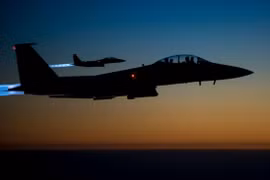 Một cặp chiến đấu cơ F-15E Strike Eagle của Mỹ bay ở miền Bắc Iraq sau khi không kích Syria vào tháng 9/2014 (Ảnh: AFP)