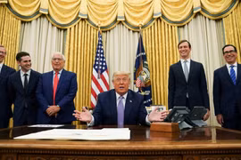 Tổng thống Mỹ Donald Trump tuyên bố về thỏa thuận lịch sử giữa Israel và UAE tại Nhà Trắng (Ảnh: Reuters)