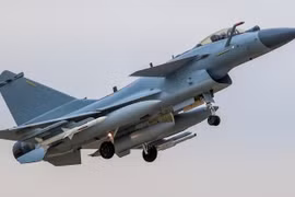 Chiến đấu cơ hạng nhẹ J-10C của Trung Quốc. Ảnh: MW.