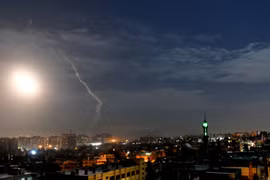 Bầu trời Damascus rực sáng vì đòn tấn công bằng tên lửa nghi do Israel thực hiện (Ảnh: RT)